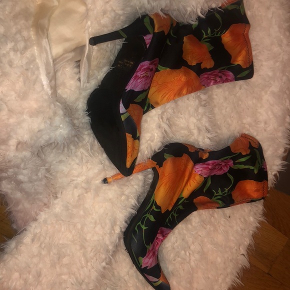 HIGH HEELS - Picture 2 of 4